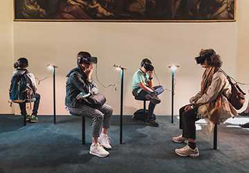 How to Navigate the World of Virtual Reality: Beginners’ Guide